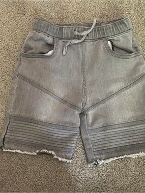 Art Class Gray denim moto shorts with frayed hem and drawstring waist, size 4T